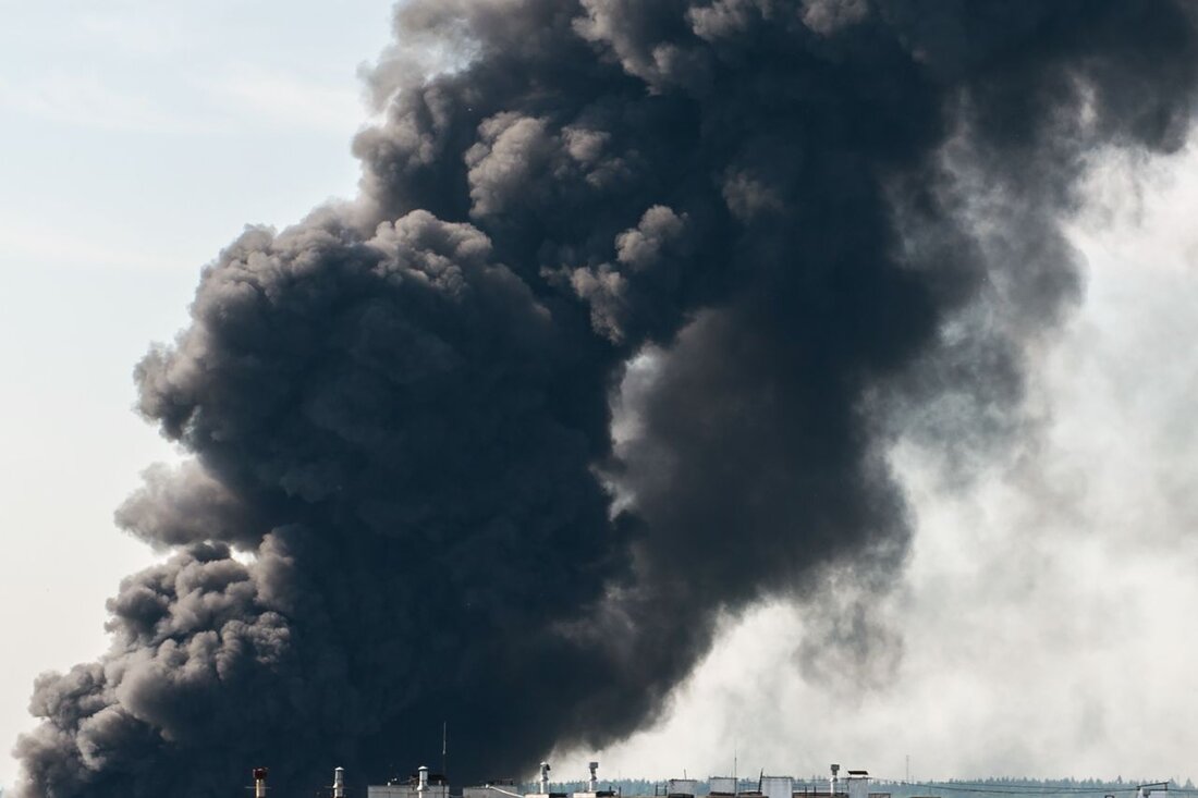 Großbrand in Mariahilf, Wien: Lagerhalle brennt, Feuerwehr im Einsatz. Ermittlungen zur Brandursache, keine Verletzten.